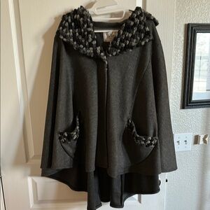 Elegant Gray Women's Poncho with Textured Collar
